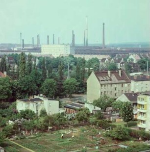 Wohnhäuser und geparkte Autos in Henningsdorf