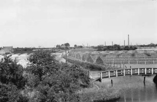 Glashauslandschaft-Westerland : Landschaft mit Kanal, Brücke und Gewächshäusern