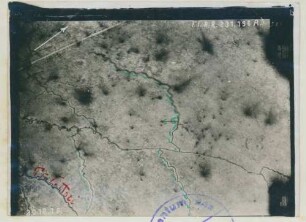 Foto gegnerischer Stellungen bei Péronne östlich der Straße von Barleux nach Biaches (Luftbild)