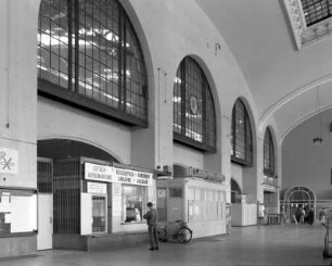 Bahnhof Dresden-Neustadt. Empfangsgebäude, Schalterhalle. Nordwestseite mit Schalter der Gepäckaufbewahrung, ehemaligem Zeitungskiosk und Bogenfenstern zur Bahnsteighalle : Dresden-Neustadt, Schlesischer Platz 1. Bahnhof Dresden-Neustadt. Empfangsgebäude, Schalterhalle. Nordwestseite mit Schalter der Gepäckaufbewahrung, ehemaligem Zeitungskiosk und Bogenfenstern zur Bahnsteighalle