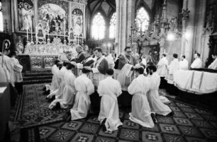 Freiburg: Priesterweihe im Münster, Priester segnen Diakone reihum