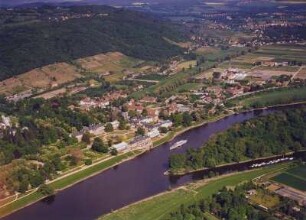 Stadtteilansicht mit Schloss Pillnitz, Elbe und Elbinsel gegen Oberpoyritz und Graupa. Luftbild-Schrägaufnahme von Westen : Dresden-Pillnitz. Stadtteilansicht mit Schloss Pillnitz, Elbe und Elbinsel gegen Oberpoyritz und Graupa. Luftbild-Schrägaufnahme von Westen