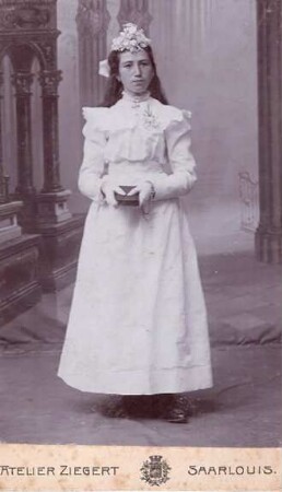 Foto Mädchen mit Gebetsbuch und Rosenkranz