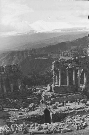 Teatro Greco : Ruine des antiken griechischen Theaters von Taormina. Im Hintergrund der schneebedeckte Ätna.