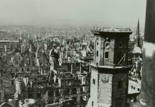 Dresden. Blick vom Turm der Katholischen Hofkirche nach Süden über die Ruine des Schlosses auf die Trümmer der Innenstadt