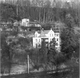 Stadt Wehlen, Wehlener Grund 5. Villa "Waldfrieden" (um 1900) mit Gartenhaus. Ansicht mit eingerüstetem Eckturm (über die Gleisanlagen)
