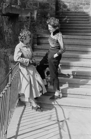 Porträt zweier Frauen, rechts Renate Rössing, auf der Treppe zum Burgberg in Meißen