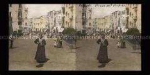 Belebte Hauptstraße in Pozzuoli