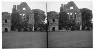 Kirkwall, Schottland. Ruine des Palastes von Earl II. Patrick Stewart (begonnen 1607) mit Touristen der Hapag vor der Giebelfront