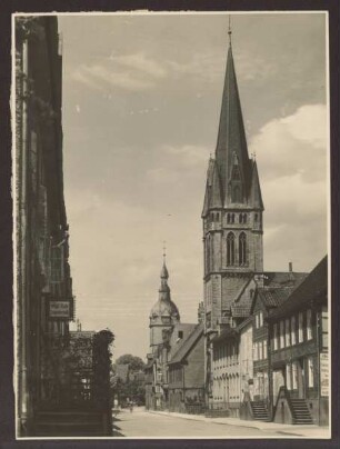 Schülerstraße mit Lutherischer Kirche. Detmold. Im Hintergrund die Erlöserkirche