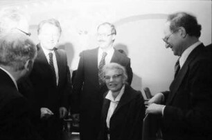 Freiburg: Rathaus, Aula, Buber-Rosenzweig-Medaille für Frau Dr. Gertrud Luckner, Gratulation