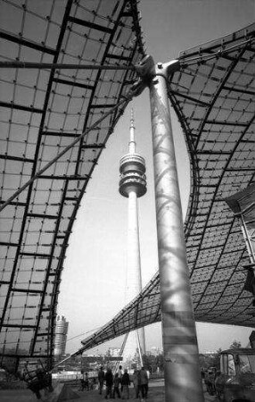 München: Olympiaturm [Fernsehturm] zwischen Satteldächern