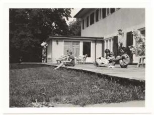 Garten von Bauer, Rhode: Terrasse am Haus mit Kindern