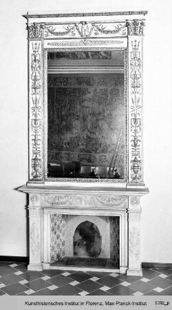 Kamin mit Putten- und Fruchtgirlanden im Relief und Spiegelaufsatz - Camino col rilievo di putti e ghirlandi e sopra uno specchio