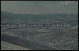 Landschaft mit Erdwall