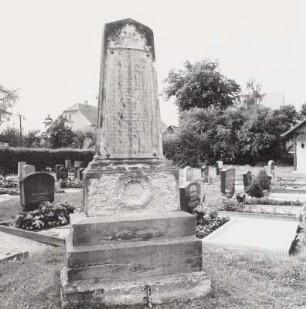Denkmal für die Gefallenen des 1. Weltkrieges : Denkmal für die Gefallenen des 1. Weltkrieges. Sandstein (nach 1918). Zwenkau-Zitzschen, Friedhof