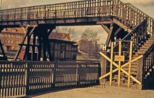 Bahnhof: Fußgängerbrücke