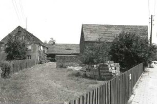 Boxberg/Oberlausitz-Nochten, Reichwalder Weg 28. Dreiseithof. Um 1880. Straßenansicht gegen Giebelseite des Wohnhauses und Scheune