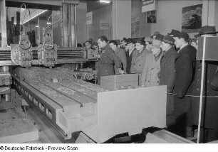 Besucher vor einem Messestand mit einer Maschine der Firma Strojexport auf der Ausstellungsfläche der Tschechoslowakei