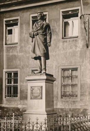 Pulsnitz, Denkmal Ernst Rietschel : Pulsnitz. Denkmal für Ernst Rietschel (1804-1861, Bildhauer) von Gustav Adolph Kietz (1824-1908), Markt