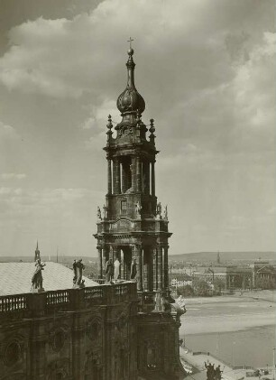 Dresden-Altstadt. Katholische Hofkirche (1738/1755, G. Chiaveri). Blick vom Schlossturm auf den Turm der Kirche