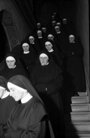 Freiburg, Günterstal: Kloster St. Lioba, ewige Profess, Generalpriorin und Nonne auf Treppe