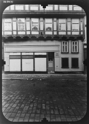 Quedlinburg, Breite Straße 45. Wohnhaus mit Laden (um 1560). Straßenfront (Teilansicht)