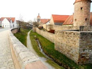 Stadtbefestigung-Stadtmauer im Westen (innere und äußere Mauer) von Bürgerturm (Büchsenscharten) mit Graben nach Norden