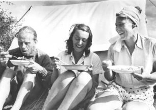 Urlaub an der Ostsee. Anja, Inge und Albert P. zelten in der Hohwachter Bucht. Das Essen schmeckt im Freien besonders gut. Aufgenommen 1947