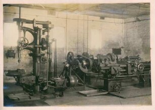 Foto des Werkzeugmaschinenraums der Kraftwagenwerkstatt der Armee-Fernsprechabteilung 7