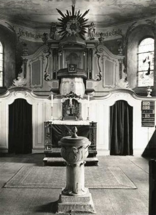 Unkersdorf. Kirche. Inneres mit Taufstein und Kanzelaltar