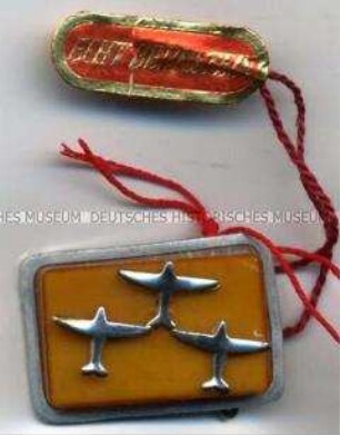 WHW-Abzeichen, Bernsteinabzeichen mit Segelflugzeugen, Reichsstraßensammlung vom Mai/Juni 1935, durchgeführt vom Deutschen Luftsportverband (DLV)