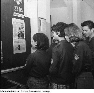 22. Oberschule Louisenstraße, FDJ-ler diskutieren die neuesten Informationen ihrer Schulwandzeitung der Zentralen Schulgruppenleitung