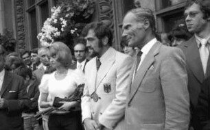 Freiburg: Adolf Seger und Oberbürgermeister Dr. Keidel; auf dem Balkon