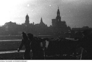 Dresden. Frauen mit Feldbahnlore, der "Trümmerbahn", am Neustädter Königsufer, um 1947
