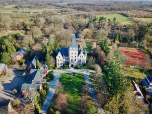 Tremsbüttel: Luftbild des Schloßhotels (Herrenhaus): Frontseite mit Zufahrt, dahinter Park
