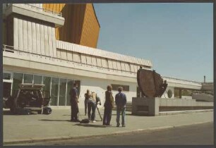 Bernhard Heiliger mit Filmteam vor Berliner Philharmonie