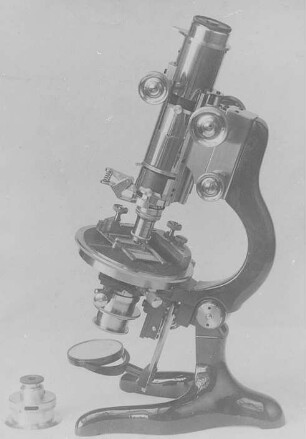 Polarisationsmikroskop von Leitz : Technikgeschichte | Physik | Optik | Das Mikroskop und seine Nebenapparate