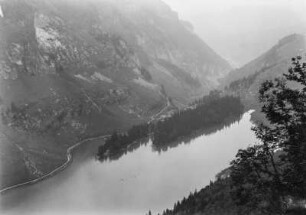 Flussansicht : Fluss durch eine Gebirgslandschaft.