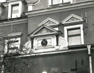 Radebeul. Wohnhaus, August-Bebel-Straße 20/Ecke Goethestraße (um 1895). Vorbau, Giebelaufsatz
