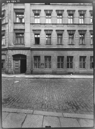 Görlitz-Altstadt, Nonnenstraße 13. Wohnhaus mit Laden (um 1850). Straßenfront (Teilansicht)
