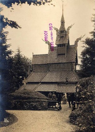 Bei Bergen/ Norwegen: Touristen beim Besuch der Vanthoft-Stabkirche