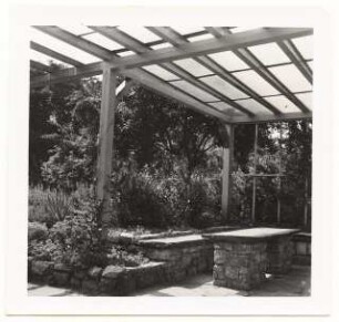 Garten Prof. Wilhelm Kempff, Potsdam: Gartensitzplatz aus Stein mit Pergola