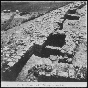 Tell el-mutesellim [Megiddo], Stadtmauer in Stratum IV