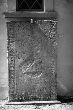 Matthias-Claudius-Kirche: Grabplatte für Ritter Ludolf von Negendank