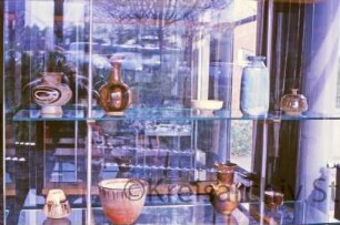 Ausstellung: Stormarnhaus: Liebfriede und Christiane Bernstiel, Ulrich Sack: Keramik in Glasvitrine