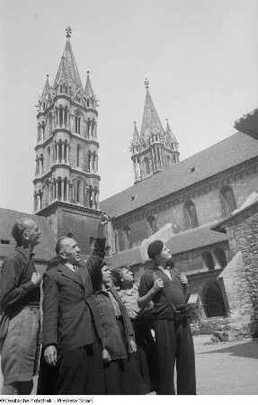 Eine Touristengruppe mit Führer vor dem Naumburger Dom