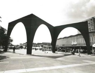 Dresden. Prager Straße. Ansicht mit Installlation "Waende - eine Plastik" (Bogenelemente (1999; H.-P. Trauschke