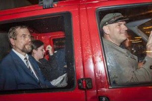 NPD-Funktionär und Nazi-Anwalt Jürgen Rieger veranstaltet eine Kundgebung in Hamburg. Der Aufruf richtet sich gegen das zweite Schanzenfest am darauf folgenden Tag und steht unter dem Motto "Recht und Ordnung durchsetzen – Schanzenfest dauerhaft verbieten!". Berliner Tor, Hamburg, 11.09.2009. Rechts: Thomas Wulff, Szenename "Steiner" ist ein deutscher Neonazi