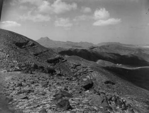 Berglandschaft : Blick auf eine Berglandschaft mit Hügeln und Washington's Head (Monte Cara) im Hintergrund.